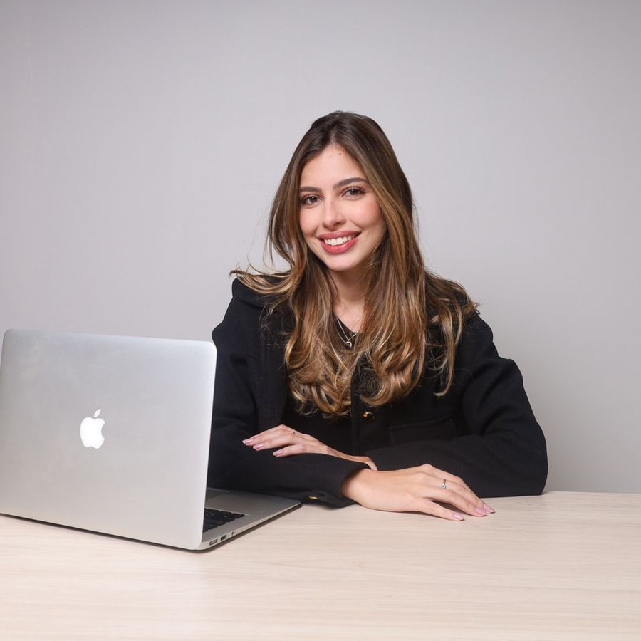 Gabriella Soares, advogada, no escritório em Cabo Frio